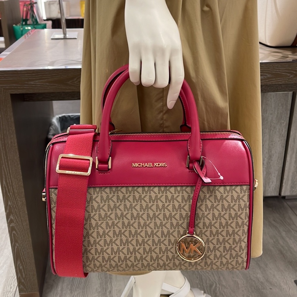 Michael Kors med Duffle Travel - Leather/Coated
Carmine Pink
MD DUFFLE
NWT - Picture 5 of 16
